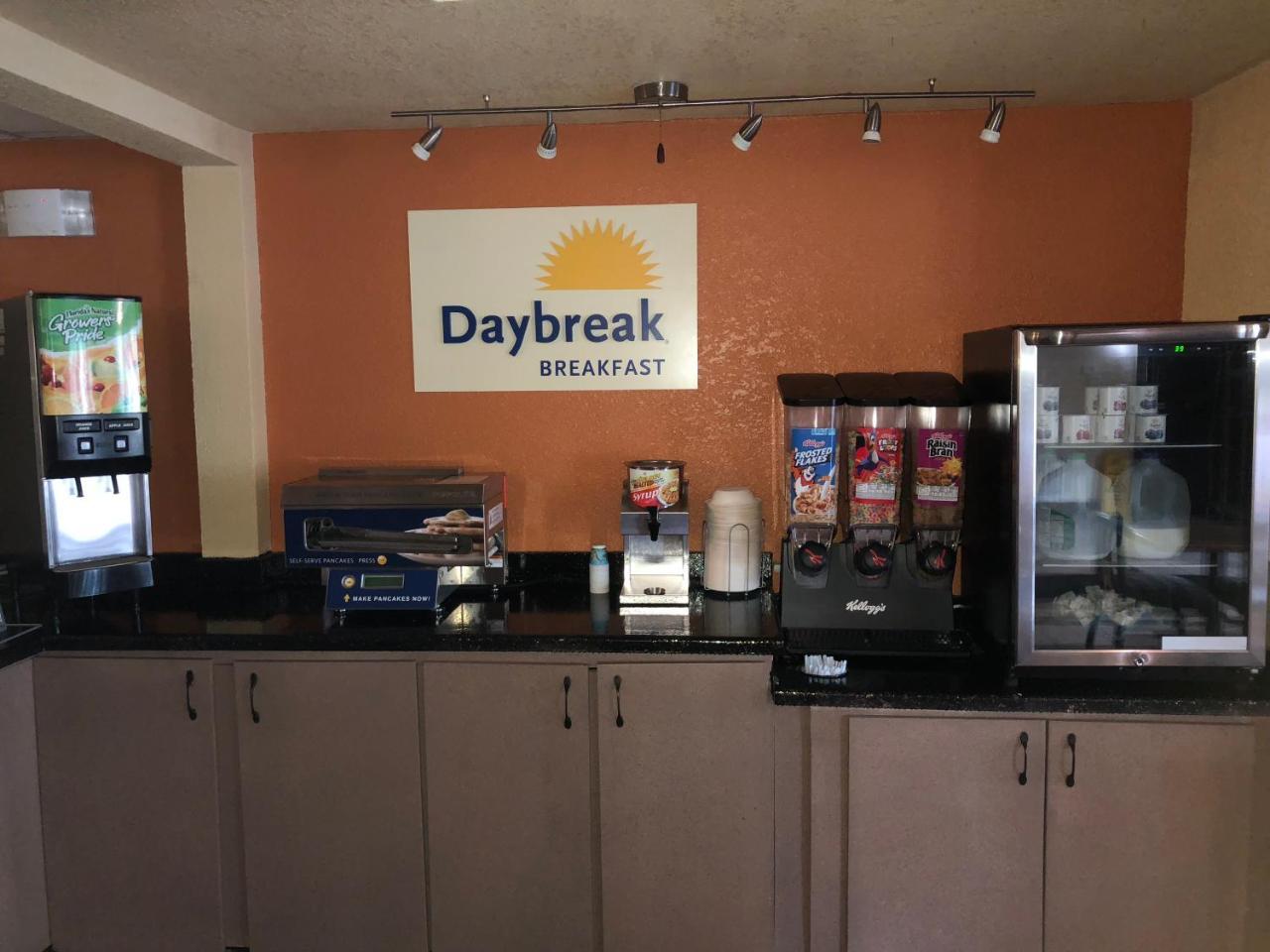 Days Inn & Suites By Wyndham Stevens Point Zewnętrze zdjęcie